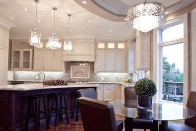 Dining room photo in Toronto