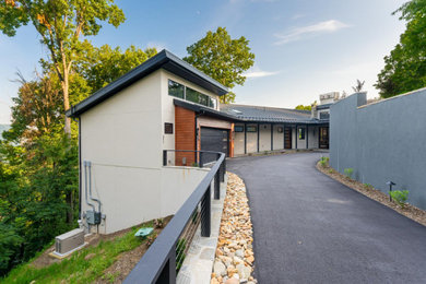 Exemple d'une façade de maison moderne.