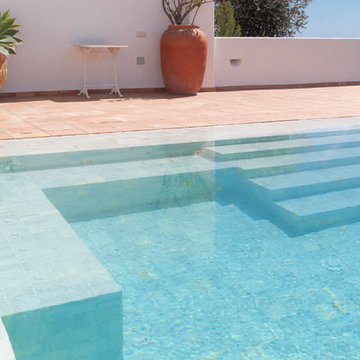 Piscina infinity con marmol blanco