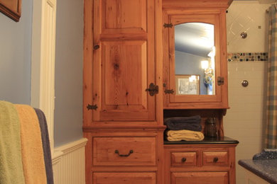 お手頃価格の中くらいなカントリー風のおしゃれな子供用バスルーム (レイズドパネル扉のキャビネット、淡色木目調キャビネット、木製洗面台) の写真