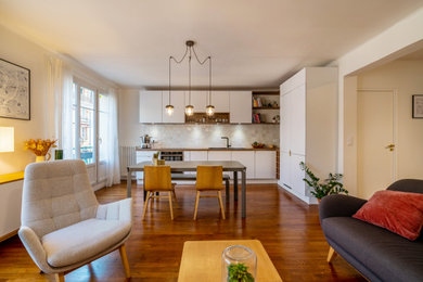 Idées déco pour une grande salle de séjour moderne ouverte avec une bibliothèque ou un coin lecture, un mur blanc, parquet foncé et un sol marron.