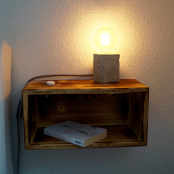 Nachttische an der Wand