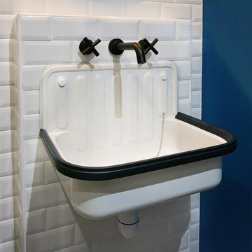 Robinetterie noire et lavabo industriel pour jouer le décalage stylé