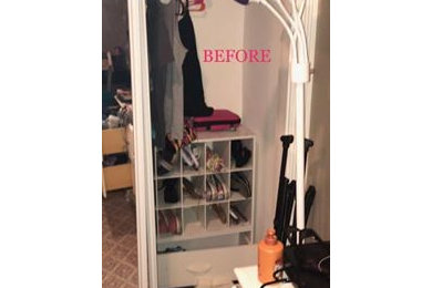 Foto de armario unisex actual pequeño con armarios con paneles lisos, puertas de armario blancas, moqueta y suelo beige