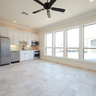 Foto de sótano con puerta tradicional renovado con paredes beige, suelo de baldosas de porcelana y suelo beige