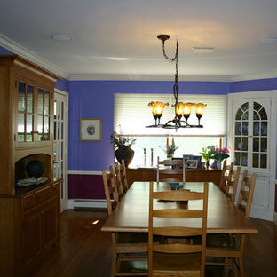 Cette photo montre une salle à manger chic fermée et de taille moyenne avec un mur violet, un sol en bois brun et un sol violet.
