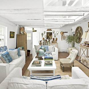 Foto di un piccolo soggiorno stile shabby aperto con pareti bianche e parquet chiaro