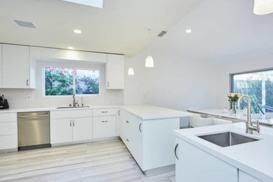 Inspiration for a modern home design remodel in Los Angeles