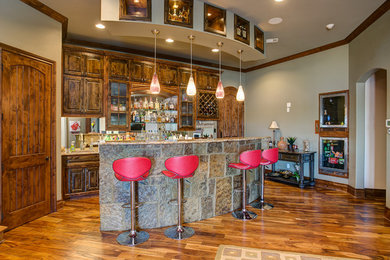 Example of a classic home bar design in Little Rock