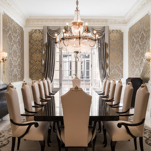 Aménagement d'une grande salle à manger victorienne avec mur métallisé et une cheminée standard.