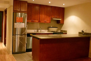 Kitchen - traditional kitchen idea in New York