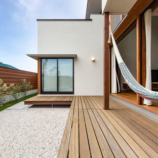 アジアンスタイルのおしゃれな横庭のデッキ (日よけなし) の写真