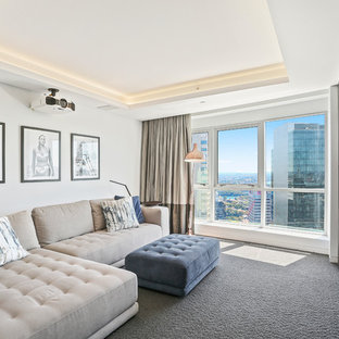 Idées déco pour une salle de cinéma classique de taille moyenne et fermée avec un mur blanc, moquette, un écran de projection et un sol gris.