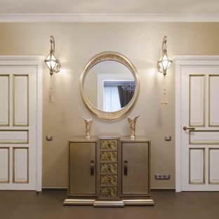 Exempel på en stor eklektisk farstu, med beige väggar, klinkergolv i keramik, en enkeldörr, mellanmörk trädörr och brunt golv