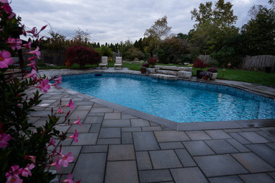 他の地域にある高級な広いミッドセンチュリースタイルのおしゃれなプール (庭内のプール、コンクリート敷き	) の写真