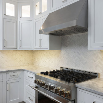 Spacious Kitchen and Breakfast Bar