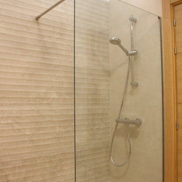 Baño con iluminación indirecta