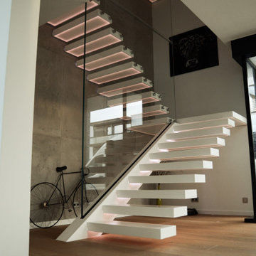 Moderne Designtreppe mit Corian Stufen, Kragarm, Bremen