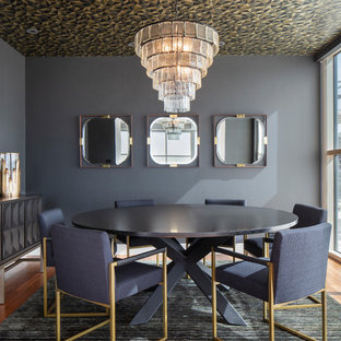 Geschlossenes, Mittelgroßes Modernes Esszimmer ohne Kamin mit schwarzer Wandfarbe, braunem Holzboden und braunem Boden in Austin