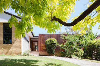 Inspiration for a mid-sized contemporary one-storey brown exterior in Sydney with wood siding.