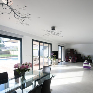 ディジョンの巨大なコンテンポラリースタイルのLDKの画像 (白い壁、コンクリートの床、暖炉なし、グレーの床)