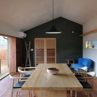 京都のコンテンポラリースタイルのLDKの画像 (白い壁、濃色無垢フローリング、茶色い床)