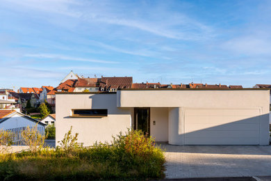 Mittelgroßes, Zweistöckiges Modernes Haus mit Putzfassade, weißer Fassadenfarbe und Flachdach in Stuttgart