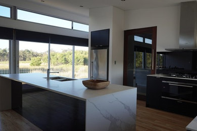 This is an example of a contemporary kitchen in Dallas.