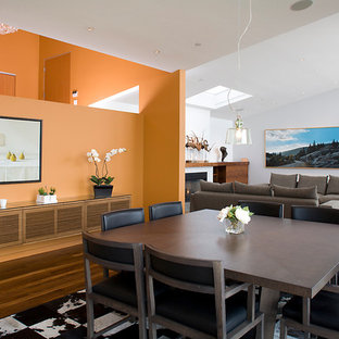 Свежая идея для дизайна: гостиная-столовая в современном стиле с оранжевыми стенами - отличное фото интерьера
