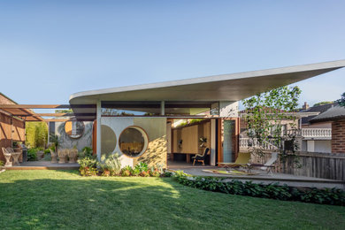 This is an example of a midcentury garden in Sydney.