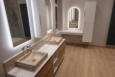 Inspiration pour une grande salle de bain minimaliste avec une douche ouverte, WC suspendus, un mur gris, parquet clair, une grande vasque et meuble double vasque.