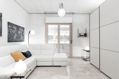 Immagine di un piccolo soggiorno minimal chiuso con pareti bianche, pavimento in marmo e pavimento beige