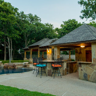 ダラスの中サイズのオーダーメイドモダンスタイルのおしゃれなプール (砂利舗装) の写真