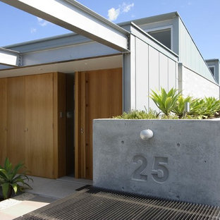 シドニーのモダンスタイルのおしゃれな家の外観 (木材サイディング) の写真
