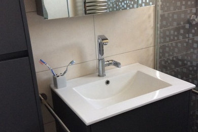 Cette photo montre une salle de bain moderne.