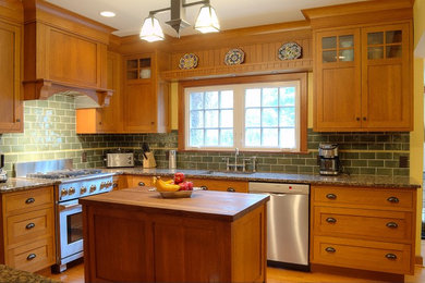 Example of a classic kitchen design in Newark