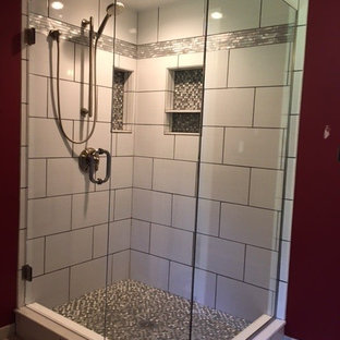 Bäder mit grauen Fliesen und roter Wandfarbe Ideen, Design & Bilder
