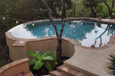 Example of a mountain style home design design in Austin