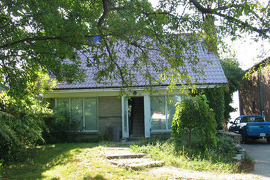 Example of a large beach style home design design in Toronto