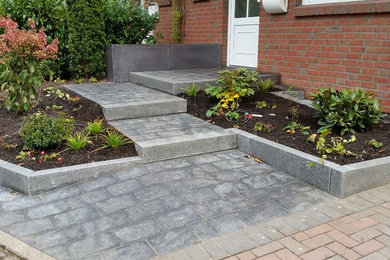 Kleiner, Halbschattiger Moderner Vorgarten im Herbst mit Natursteinplatten in Hamburg