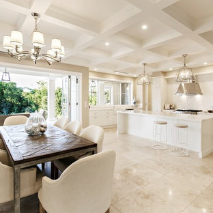 ゴールドコーストの巨大なトラディショナルスタイルのLDKの画像 (ベージュの壁、大理石の床、ベージュの床)