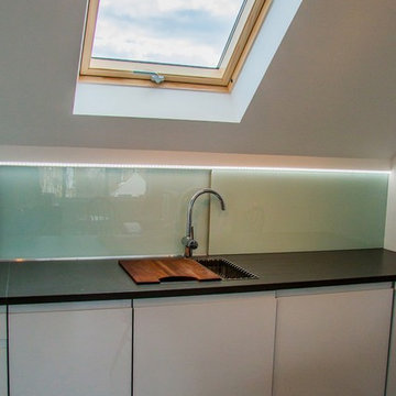 "SLIDING GLASS" Kitchen splashback by CreoGlass Design