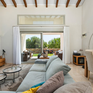 Modelo de salón abierto, mediterráneo, con paredes blancas, televisor independiente y suelo beige