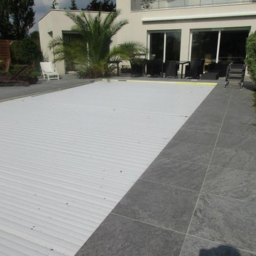 Terrasse en carrelage autour d'une piscine