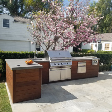 Contemporary L-shaped Island in Encino