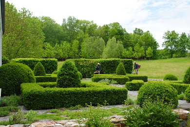 Inspiration for a traditional landscaping in New York.