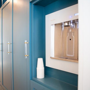 Esempio di una grande cameretta per bambini costiera con pareti blu, parquet chiaro, soffitto in perlinato e pareti in perlinato