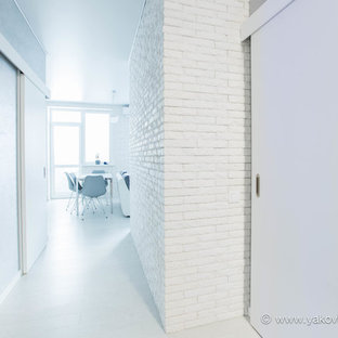 Ispirazione per un ingresso o corridoio contemporaneo di medie dimensioni con pareti bianche e pavimento in sughero