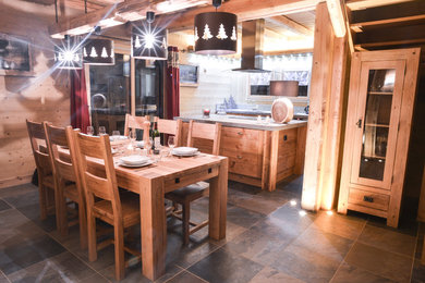 Cette image montre une salle à manger chalet.