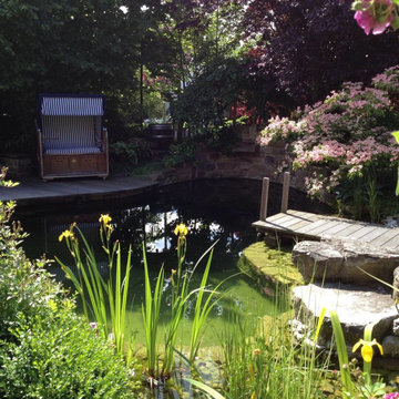 Kleiner Schwimmteich mit Wasserfall, Steg und Stegterrasse